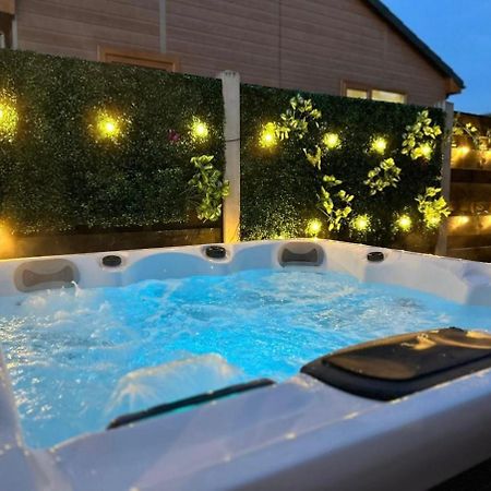 Elder Cabin With Hot Tub 요크 외부 사진