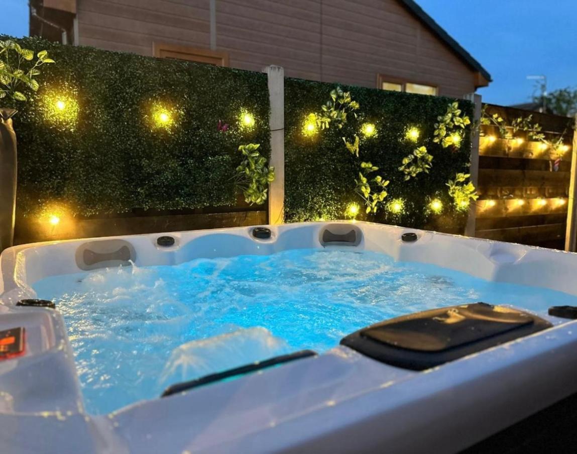 Elder Cabin With Hot Tub 요크 외부 사진